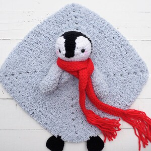 Patrón de ganchillo de manta de seguridad adorable de pingüino bebé