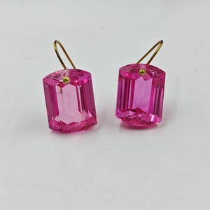 Orecchini con rubino rosa in argento sterling 925 placcato oro.