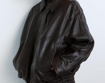 Jaqueta Bomber Feminina Preta em Couro Legítimo | Casaco Oversized Retrô.