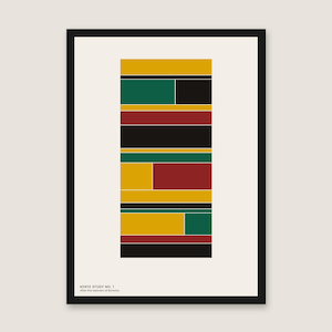 Könnte beinhalten: Ein gerahmter, rechteckiger Wandkunstdruck mit einer vertikalen Anordnung geometrischer Blöcke in Gelb, Grün, Rot und Schwarz. Der Text KENTE STUDY NO. 1 After the weavers of Bonwire ist unten links auf einem cremefarbenen Hintergrund gedruckt.