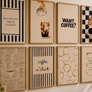 Puede incluir: Un conjunto de ocho láminas enmarcadas con temática de café. Los diseños incluyen rayas blancas y negras con texto, un café helado vertiéndose, un cruasán sobre un patrón de cuadros, recortes de periódicos antiguos y manchas de café.