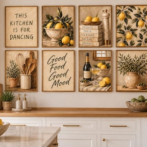 Può includere: Un set di otto stampe rettangolari da parete con illustrazioni a tema cucina, tra cui limoni, utensili, vino e le scritte THIS KITCHEN IS FOR DANCING e Good Food Good Mood, disposte su due file su una parete di colore chiaro.