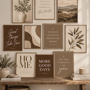 Könnte beinhalten: Eine Galeriewand mit zehn gerahmten Drucken in neutralen Erdtönen. Die Sammlung umfasst botanische Illustrationen, Landschaftskunst und Typografie-Drucke mit Sprüchen wie People Places Things Moments That Matter, Good Things Take Time, Home, More Good Days und A Better Version Of You.