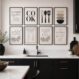 Op de afbeelding: Een set van acht rechthoekige wandposters in zwarte lijsten met keukenthema typografie en illustraties, inclusief teksten zoals Gather Together, Cook, Kitchen Conversions en The Kitchen Is The Heart Of The Home.
