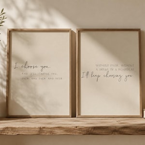 Könnte beinhalten: Zwei vertikale gerahmte Wandbilder mit beigem Hintergrund und schwarzem Text. Das linke Bild zeigt: I choose you. And I'll choose you, over and over and over. Das rechte Bild zeigt: Without pause, without a doubt, in a heartbeat I'll keep choosing you.