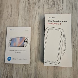 Pode incluir: Um pacote de protetor de tela de vidro temperado JSAUX para Switch 2 com uma caixa branca e gráfico de um console portátil, e um estojo de transporte EVA COBAK para Switch 2 em uma caixa retangular branca com um desenho do estojo.