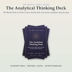 Può includere: Un mazzo di carte viola scuro intitolato The Analytical Thinking Deck, con un'icona a cubo geometrico. Il testo recita: 30 Mental Tools to think clearly, decide well, and work a problem step by step. Include 30 carte, uno strumento ciascuna, di Noah Kanyo, Mindima.