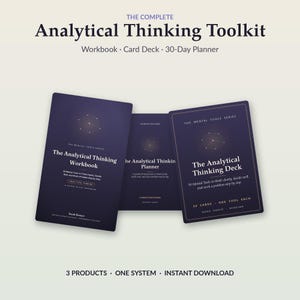 Può includere: Il Complete Analytical Thinking Toolkit include un quaderno di esercizi, un mazzo di carte e un pianificatore di 30 giorni. Ogni articolo viola scuro presenta un logo geometrico e testo bianco. Il set è intitolato The Analytical Thinking Workbook, The Analytical Thinking Planner e The Analytical Thinking Deck, scritto da Noah Kanyu.