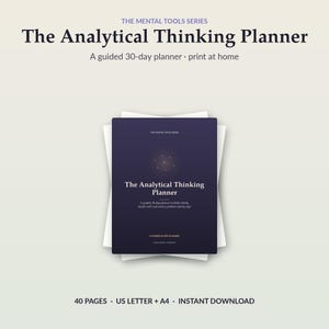 Può includere: Un'agenda di 30 giorni rettangolare color viola scuro intitolata The Analytical Thinking Planner. La copertina presenta un piccolo grafico a forma di stella, il testo A guided 30-day planner to think clearly, decide well, and work a problem step by step e 40 pagine.