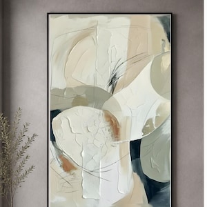 Peut inclure: Une œuvre d'art murale rectangulaire verticale présentant une composition abstraite avec des coups de pinceau épais et texturés en impasto dans des tons crème, beige, vert sauge et bleu marine foncé, rehaussés de fines lignes sombres.