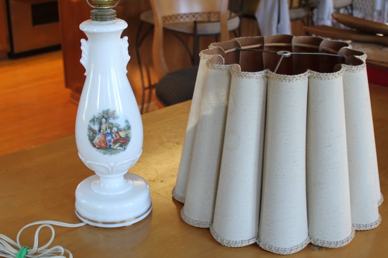 Vintage Gorgeous Milk Glass Table Lamp Colonial Courting Couple