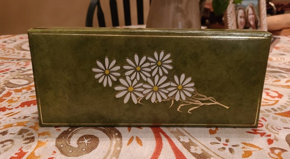 Vintage 70's Avocado Green Box with Daisies - image 5