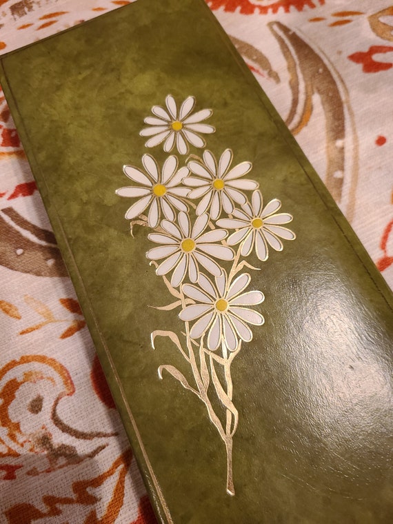 Vintage 70's Avocado Green Box with Daisies - image 1