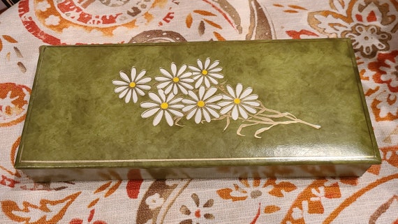 Vintage 70's Avocado Green Box with Daisies - image 2