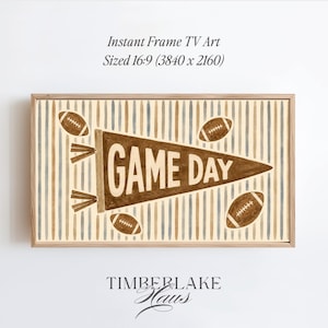 Puede incluir: Una pantalla de arte digital para televisión que muestra un banderín marrón con el texto GAME DAY en blanco, rodeado por tres balones de fútbol americano marrones. El fondo tiene rayas verticales en beige, tostado y azul claro.