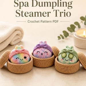 Könnte beinhalten: Drei gehäkelte Knödel-Figuren in beigen geflochtenen Körben, jede mit einem Stirnband. Der Text lautet Spa Dumpling Steamer Trio Crochet Pattern PDF. Die Knödel haben pastellfarbene Batikmuster, gestickte Gesichter und eine hat grüne Gurkenscheiben über den Augen.