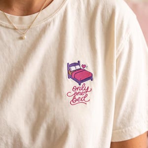 Maglietta "Solo un letto", maglietta ricamata a tema romantico per lettori, maglietta Comfort Colors Bookish, regalo romantico per amanti dei libri, maglietta comoda per lettori