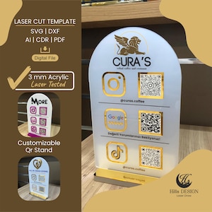 Könnte beinhalten: Ein weißer, bogenförmiger QR-Code-Aufsteller aus Acryl mit goldenen Akzenten. Das Schild zeigt ein geflügeltes Löwenlogo, den Text CURA'S sowie Social-Media-Symbole für Instagram, Google und TikTok, jeweils mit einem QR-Code versehen.