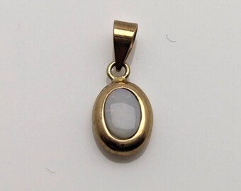 9Ct Gold Pendant With White Opal Gemstone - 9Ct Yellow Gold