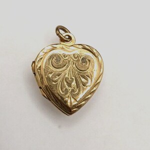 9ct Gold Pendant Heart Shaped Locket Floral Engraved Pattern - 9ct Yellow Gold