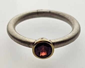 18ct Gold and Silver Red Garnet Natural Gemstone Ring M 1/2 - 18ct Yellow Gold