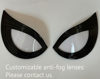Puede incluir: Un par de lentes negros con forma de ojo angular y un interior de malla blanca. Las lentes presentan un diseño de marco estriado y en capas. El texto en la imagen dice: Customizable anti-fog lenses: Please contact us.