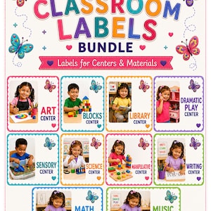Puede incluir: Un póster de Preschool Classroom Labels Bundle con ilustraciones de mariposas coloridas y diez secciones rectangulares. Cada sección muestra una foto de un niño realizando una actividad específica etiquetada como Art, Blocks, Library, Dramatic Play, Sensory, Science, Manipulative, Writing, Math y Music Center.