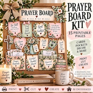 Könnte beinhalten: Ein Gebetsboard-Set mit 15 druckbaren Seiten, inklusive Karten, Taschen und Blumendekor. Das Korkboard zeigt verschiedene religiöse Zitate, ein Kreuz sowie Umschläge mit der Aufschrift Prayer Requests und Answered Prayers, verziert mit einer Schleife.