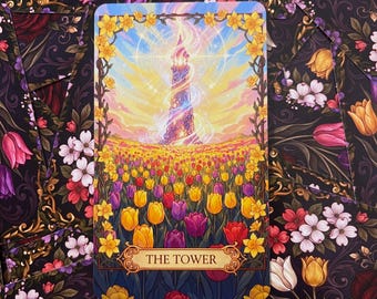 Puede incluir: Una carta de tarot rectangular titulada THE TOWER que muestra una torre de piedra central que emite luz en medio de un vasto campo de tulipanes amarillos, naranjas, rojos y morados bajo un cielo pastel, enmarcada por narcisos amarillos.