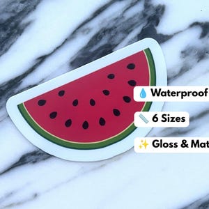 Può includere: Un adesivo a forma di fetta di anguria con centro rosso, semi neri e buccia verde. L'adesivo presenta etichette testuali: Waterproof, 6 Sizes e Gloss & Matte. Il design è di forma semicircolare con un bordo bianco, presentato come illustrazione grafica.