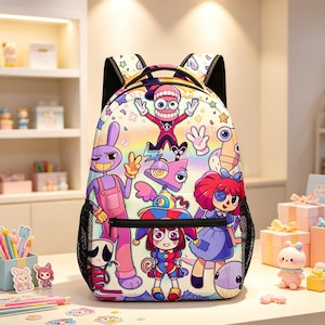 Puede incluir: Una mochila con un estampado gráfico multicolor y vibrante de varios personajes de dibujos animados, incluyendo un bufón, un conejo y una muñeca. La bolsa incluye bolsillos laterales de malla negra, un asa superior y correas ajustables acolchadas.