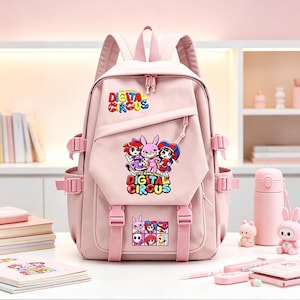 Puede incluir: Una mochila de color rosa claro con el logotipo y gráficos de personajes de The Amazing Digital Circus. Incluye un asa superior, correas ajustables para los hombros, bolsillos laterales y un compartimento frontal con cremallera, hebillas y diseños.