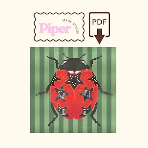 Peut inclure: Un modèle de point de croix représentant une coccinelle rouge avec des taches noires en forme d'étoile sur un fond rayé vert. Au-dessus, une étiquette festonnée brune porte le texte Piper Made Studio et une icône PDF avec une flèche.