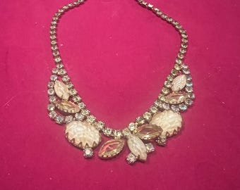 Vintage champagnekleurige halsketting met strasssteentjes | Gemaakt van gegoten kunstglas en AB-kristal | Een opvallend statement-item in Hollywood Regency-stijl uit de jaren 50