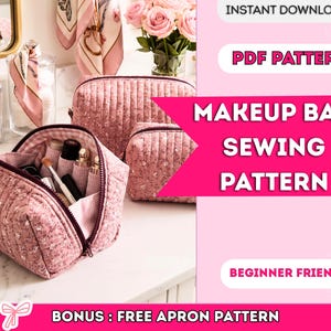 Puede incluir: Un conjunto de neceseres acolchados de color rosa con estampado floral en dos tamaños, uno de ellos abierto para mostrar compartimentos internos con varios artículos cosméticos. La imagen incluye el texto: INSTANT DOWNLOAD, PDF PATTERN, MAKEUP BAG SEWING PATTERN, BEGINNER FRIENDLY, BONUS: FREE APRON PATTERN.