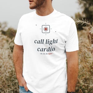 Camiseta de enfermera sarcástica con luz de llamada y cardiología, camiseta de enfermera para turno de noche, camiseta de enfermera de urgencias y UCI. imagen 1