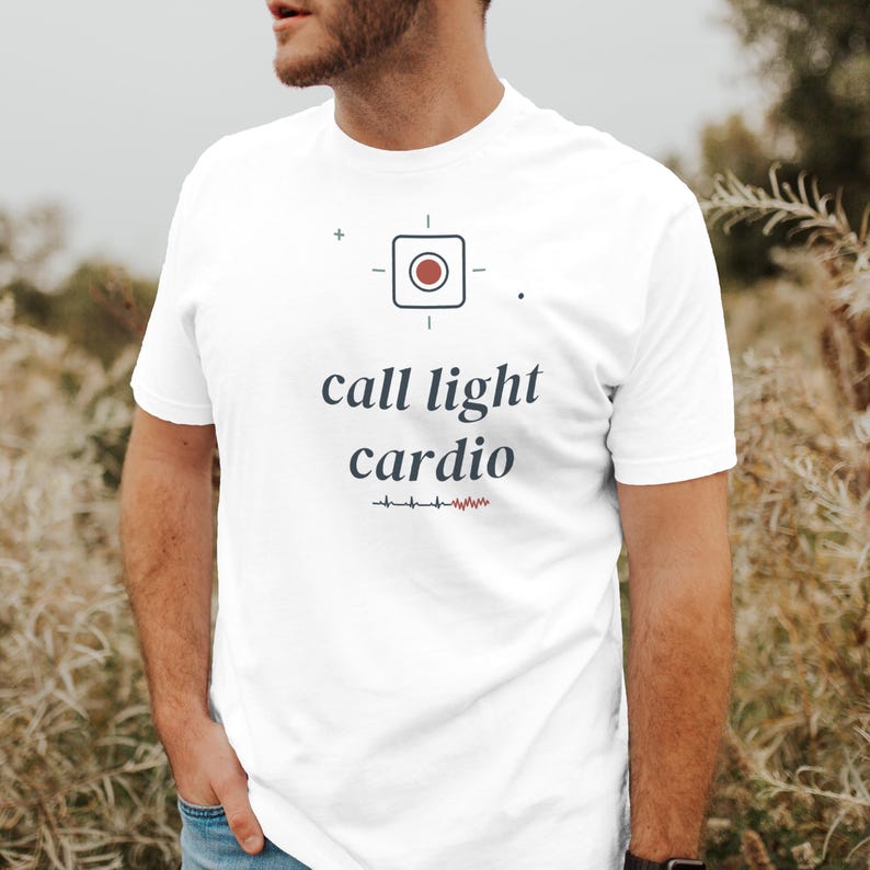 Camiseta de enfermera sarcástica con luz de llamada y cardiología, camiseta de enfermera para turno de noche, camiseta de enfermera de urgencias y UCI. imagen 1