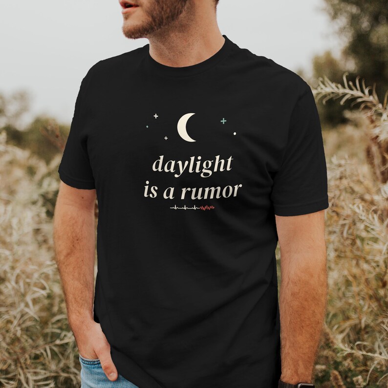 Daylight ist ein Gerücht Nachtschicht Shirt, sarkastisches Krankenschwester Tee für Nachtschicht Krankenschwestern Bild 2
