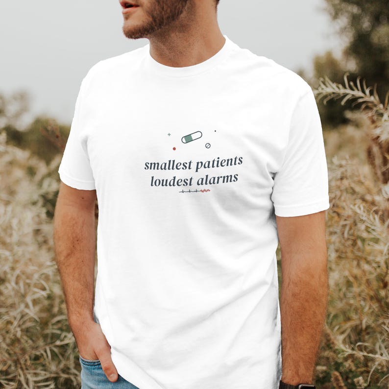 Camiseta "Pacientes Menores, Alarmes Mais Altos" para Enfermeiras da UTI Neonatal, Camiseta Sarcástica para Enfermeiras da UTI Neonatal, Presente para Enfermeiras da UTI Neonatal imagem 1