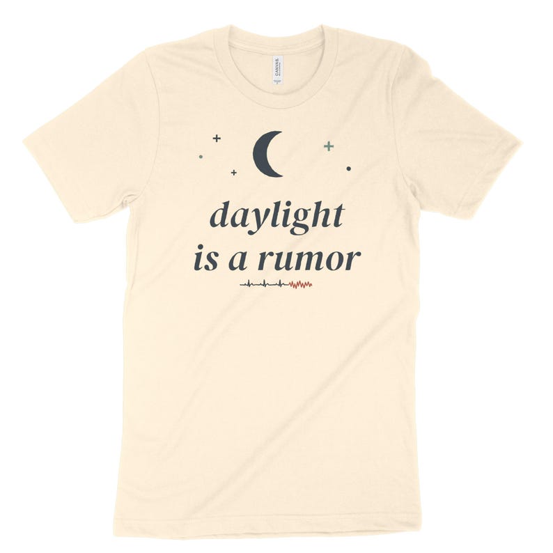 Daylight ist ein Gerücht Nachtschicht Shirt, sarkastisches Krankenschwester Tee für Nachtschicht Krankenschwestern Bild 4