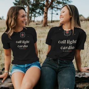 Camiseta de enfermera sarcástica con luz de llamada y cardiología, camiseta de enfermera para turno de noche, camiseta de enfermera de urgencias y UCI. imagen 2