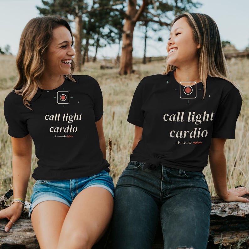 Camiseta de enfermera sarcástica con luz de llamada y cardiología, camiseta de enfermera para turno de noche, camiseta de enfermera de urgencias y UCI. imagen 2