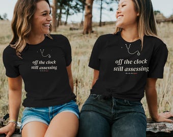 Camiseta de enfermera sarcástica "Fuera de servicio, aún evaluando", camiseta de enfermera de turno de noche, camiseta de enfermera titulada.