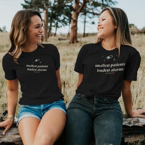 Camiseta "Pacientes Menores, Alarmes Mais Altos" para Enfermeiras da UTI Neonatal, Camiseta Sarcástica para Enfermeiras da UTI Neonatal, Presente para Enfermeiras da UTI Neonatal imagem 2