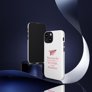 May include: A white smartphone case featuring a pink paper airplane graphic and the Spanish text "Recuerda que aprender es un viaje, no un destino." The case has a black camera cutout and side buttons, displayed on a smartphone device.