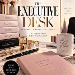 Könnte beinhalten: Eine Candée Club druckbare Planer-Kollektion mit einem Stapel altrosa Bücher, beschriftet mit Planner, Calendar, Journal und Finance. Ein weißer Becher mit Goldrand trägt die Aufschrift Big Plans Beautiful Results. Ein schwarzer Stift und ein altrosa Notizbuch mit dem Text Discipline Creates Freedom sind vorhanden.