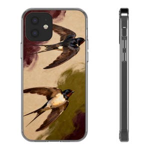Könnte beinhalten: Eine transparente Handyhülle mit einer Illustration von zwei fliegenden Schwalben vor beigem Hintergrund mit abstrakten Pinselstrichen in Dunkelrot und Olivgrün. Die Hülle hat ein schmales Profil mit sichtbaren Seitentasten und Aussparungen.