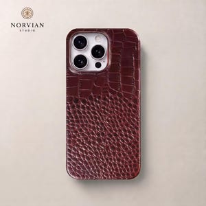 Funda para iPhone MagSafe con diseño de cocodrilo, acabado brillante con aspecto de piel repujada.