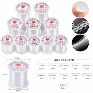 Könnte beinhalten: Eine Sammlung von elf transparenten elastischen Schnurspulen für die Schmuckherstellung, beschriftet mit Strong & Stretchy und einem roten Diamantlogo. Die Spulen reichen von 0,15 mm bis 0,8 mm Durchmesser. Ein Diagramm zeigt Maße von 4,5 cm mal 4 cm.
