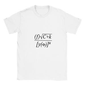 Può includere: Una t-shirt bianca a maniche corte con un'equazione matematica nera stampata al centro del petto. L'equazione mostra l'espressione (f) radice quadrata di C più k, il tutto diviso per la quantità y di phi elevata alla potenza di u.